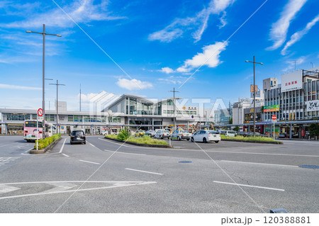 快晴の青空が広がるJR清水駅西口前のロータリーと都市風景(静岡県) 快晴の青空が広がるJR清水駅西口前のロータリーと都市風景(静岡県) 120388881
