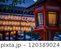 祇園の八坂神社 120389024