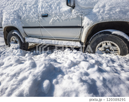snow covered white SUV car at sunny white winter day snow covered white SUV car at sunny white winter day 120389291