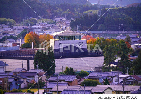 晩秋の日の出の頃の岐阜関ケ原古戦場記念館 120390010
