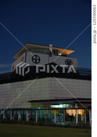 晩秋の岐阜関ケ原古戦場記念館の夜景 120390063