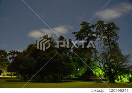 晩秋の関ケ原古戦場の陣場の公園の夜景 120390242