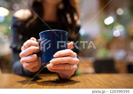 コーヒーカップを持った女性 120390395