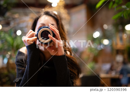 コーヒーカップを持った女性 120390396