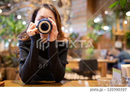コーヒーカップを持った女性 120390397