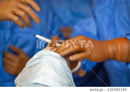 Orthopedic surgeons learn to perform knee surgery. Orthopedic surgeons learn to perform knee surgery. 120392184