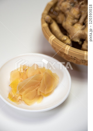 皿に盛った生姜の酢漬け 120393018