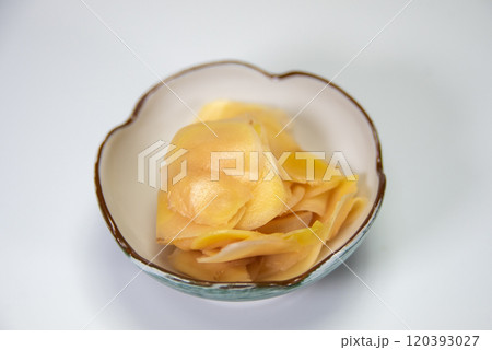 皿に盛った生姜の酢漬け 120393027