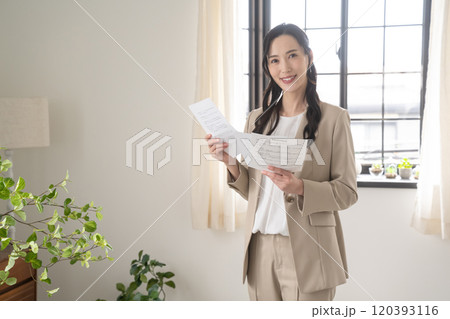 部屋で資料を読む女性 部屋で資料を読む女性 120393116