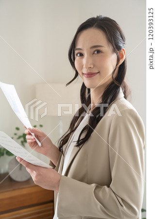 書類を見るビジネスウーマン 書類を見るビジネスウーマン 120393125