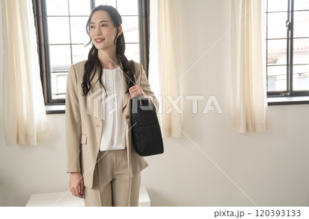 屋内の窓辺に立つビジネスウーマン 屋内の窓辺に立つビジネスウーマン 120393133