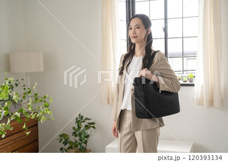 屋内の窓辺に立つビジネスウーマン 120393134