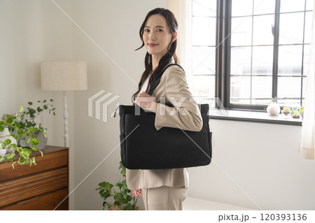 屋内の窓辺に立つビジネスウーマン 120393136