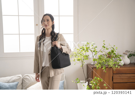 屋内の窓辺に立つビジネスウーマン 屋内の窓辺に立つビジネスウーマン 120393141