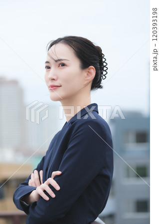 プロジェクトリーダーに抜擢されたキャリウーマン プロジェクトリーダーに抜擢されたキャリウーマン 120393198