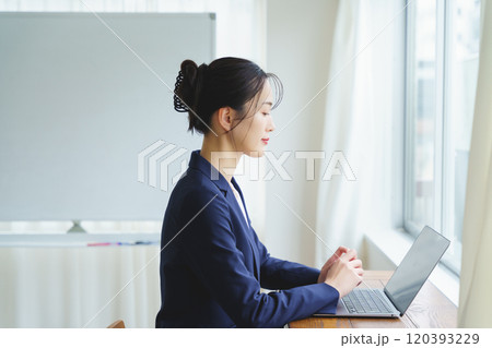 プロジェクトリーダーに抜擢されたキャリウーマン プロジェクトリーダーに抜擢されたキャリウーマン 120393229