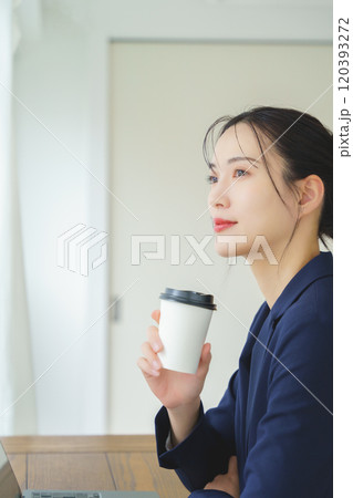 プロジェクトリーダーに抜擢されたキャリウーマン 120393272