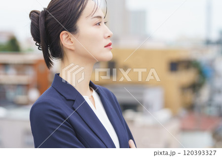 プロジェクトリーダーに抜擢されたキャリウーマン 120393327