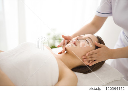 エステティシャンにマッサージを受ける女性 エステティシャンにマッサージを受ける女性 120394152