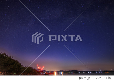 瀬戸内の春の星景　薄明の空に昇る白鳥座と天の川 120394410