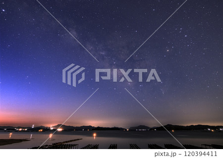 瀬戸内の春の星景 薄明の空に昇るさそり座と夏の天の川 瀬戸内の春の星景 薄明の空に昇るさそり座と夏の天の川 120394411