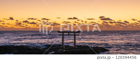 「茨城県」日の出前、海岸に佇む鳥居　大洗磯前神社 120394456