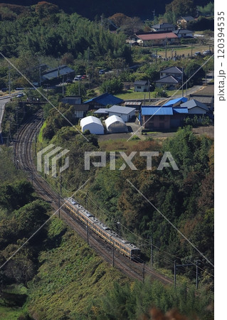 箱庭のような絶景の上越線を走行する211系電車_2024/11/9撮影 120394535