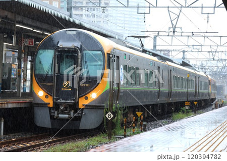 【JR四国】大雨の中の8600系 特急「しおかぜ」（瀬戸大橋線：岡山駅） 120394782