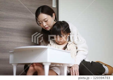 小さなピアノを弾く親子 小さなピアノを弾く親子 120394783