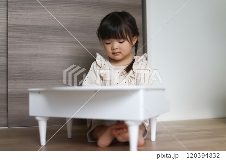 小さなピアノを弾く女の子 120394832
