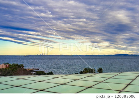 横須賀美術館の屋上 120395006