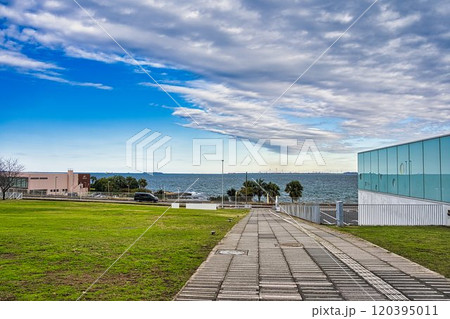 横須賀美術館 120395011