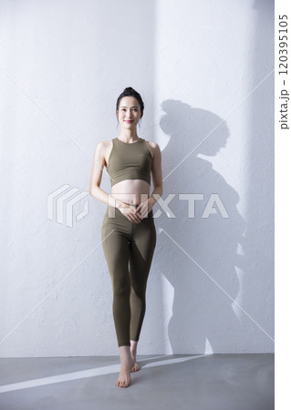 ヨガウェアの女性女性 120395105