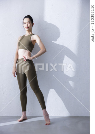 ヨガウェアの女性女性 120395110