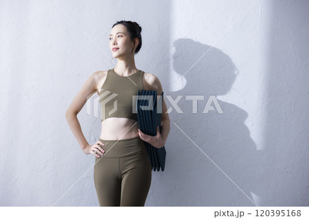 ヨガウェアの女性女性 ヨガウェアの女性女性 120395168