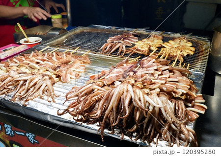 台湾夜市・屋台イメージ・イカ焼き 120395280