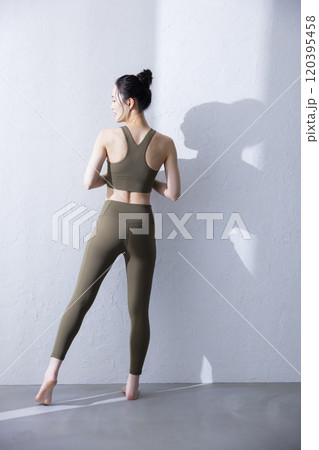 ヨガウェアの女性女性 120395458