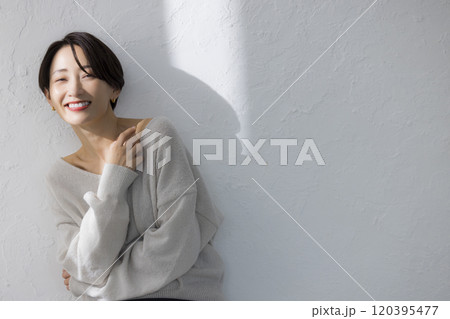 ニットのミドル女性 120395477