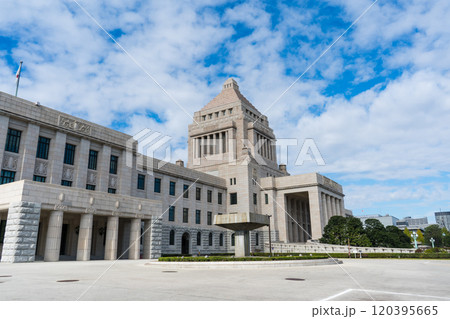 爽やかな青空と政治の中心地である国会議事堂の風景|10月撮影|東京都千代田区永田町 爽やかな青空と政治の中心地である国会議事堂の風景|10月撮影|東京都千代田区永田町 120395665