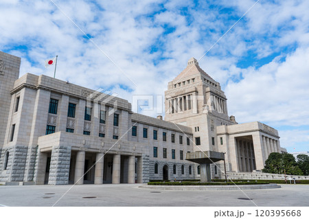 爽やかな青空と政治の中心地である国会議事堂の風景｜10月撮影｜東京都千代田区永田町 120395668