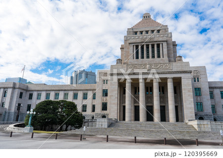 爽やかな青空と政治の中心地である国会議事堂の風景|10月撮影|東京都千代田区永田町 爽やかな青空と政治の中心地である国会議事堂の風景|10月撮影|東京都千代田区永田町 120395669