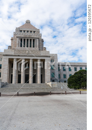 爽やかな青空と政治の中心地である国会議事堂の風景|10月撮影|東京都千代田区永田町 爽やかな青空と政治の中心地である国会議事堂の風景|10月撮影|東京都千代田区永田町 120395672