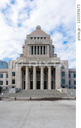爽やかな青空と政治の中心地である国会議事堂の風景|10月撮影|東京都千代田区永田町 爽やかな青空と政治の中心地である国会議事堂の風景|10月撮影|東京都千代田区永田町 120395673