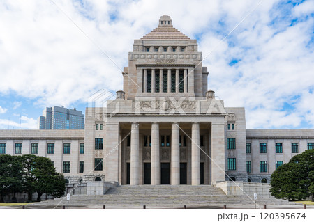 爽やかな青空と政治の中心地である国会議事堂の風景｜10月撮影｜東京都千代田区永田町 120395674