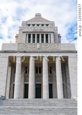 爽やかな青空と政治の中心地である国会議事堂の風景｜10月撮影｜東京都千代田区永田町 120395677