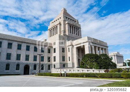 爽やかな青空と政治の中心地である国会議事堂の風景｜10月撮影｜東京都千代田区永田町 120395682