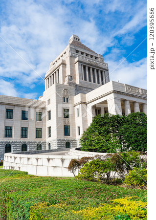 爽やかな青空と政治の中心地である国会議事堂の風景|10月撮影|東京都千代田区永田町 爽やかな青空と政治の中心地である国会議事堂の風景|10月撮影|東京都千代田区永田町 120395686