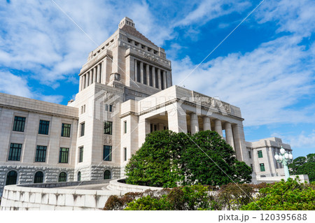 爽やかな青空と政治の中心地である国会議事堂の風景|10月撮影|東京都千代田区永田町 爽やかな青空と政治の中心地である国会議事堂の風景|10月撮影|東京都千代田区永田町 120395688