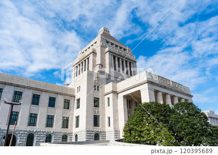 爽やかな青空と政治の中心地である国会議事堂の風景|10月撮影|東京都千代田区永田町 爽やかな青空と政治の中心地である国会議事堂の風景|10月撮影|東京都千代田区永田町 120395689