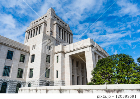 爽やかな青空と政治の中心地である国会議事堂の風景|10月撮影|東京都千代田区永田町 爽やかな青空と政治の中心地である国会議事堂の風景|10月撮影|東京都千代田区永田町 120395691
